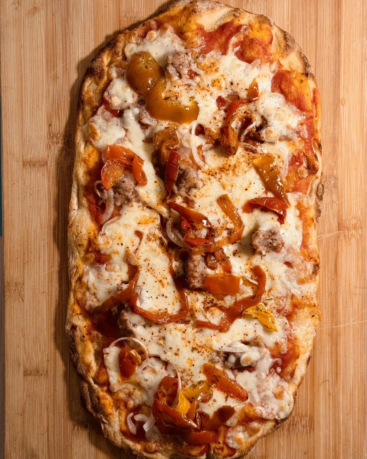 La sala di Jo Pizza, apparecchiata per la sera